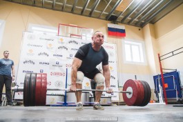 Становую тягу выполняет ветеран региональной тяжелой атлетики Анатолий Александров