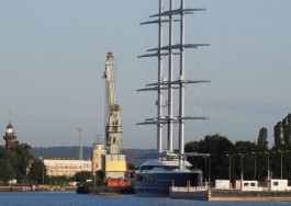 В Балтийск прибыла одна из самых дорогих яхт в мире Black Pearl
