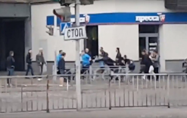 Напротив кинотеатра «Заря» в Калининграде произошла массовая драка (видео)