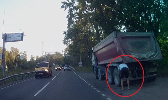 Водители грузовиков закрывают автомобильные номера перед рамками весового контроля в Балтийске (фото)