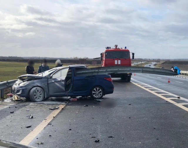 Под Гвардейском отбойник насквозь пробил салон автомобиля