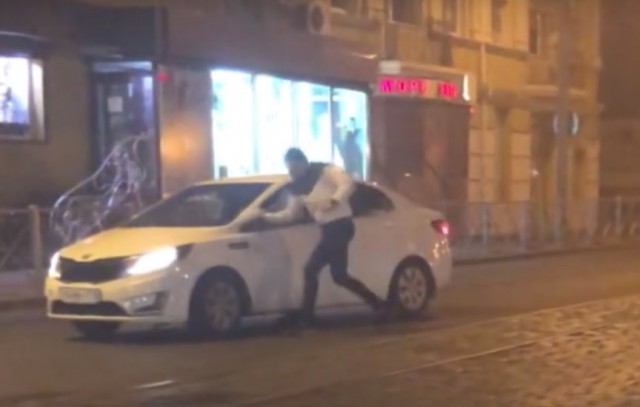 Ночью на Ленинском проспекте в Калининграде водитель БМВ кулаком отломал зеркало у KIA (видео)