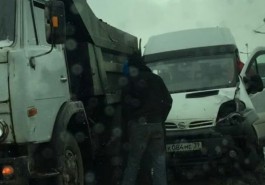На Приморском кольце столкнулись грузовик, два микроавтобуса и три «легковушки» (видео) (видео)