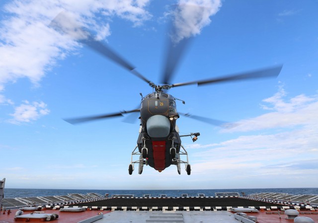 Экипажи вертолётов Балтфлота выполнили посадки на палубы авианосного корабля