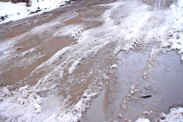 Во время снегопада в Советске велосипедист попал под колёса автомобиля