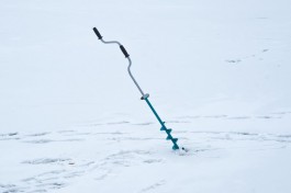 Сотрудники МЧС спасли двух рыбаков с треснувшей льдины в Куршском заливе