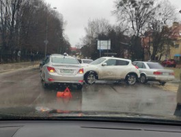 На проспекте Мира в Калининграде «Ниссан» протаранил «Хёндай»: образовалась пробка