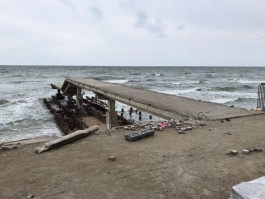 «Забьют буны, намоют пляж»: в Светлогорске начали восстановительные работы в районе разрушенного променада (фото)