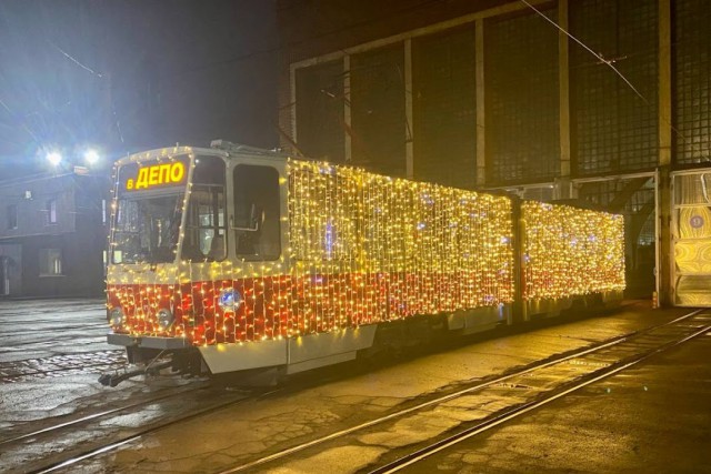 В праздничные выходные по улицам Калининграда будет ездить новогодний трамвай
