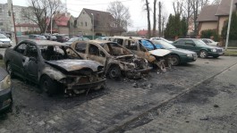 Ночью во дворе дома в Калининграде горели восемь автомобилей