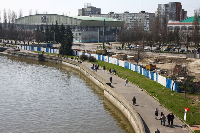 Депутаты Горсовета согласились отдать под парковку часть сквера у СК «Юность»