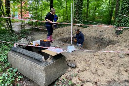 «Кости и надгробия»: археологи исследуют участок для строительства улицы Юбилейной в Калининграде (фото)