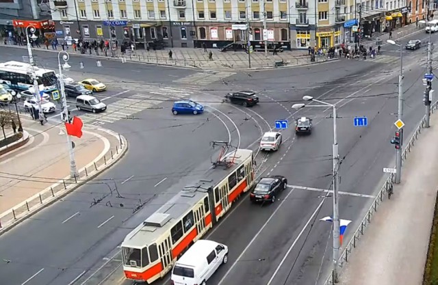 «Безопасный город» опубликовал видео ДТП на площади Победы в Калининграде (видео)