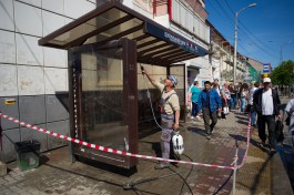 В Калининграде начали чистить стеклянные остановки общественного транспорта (фото)
