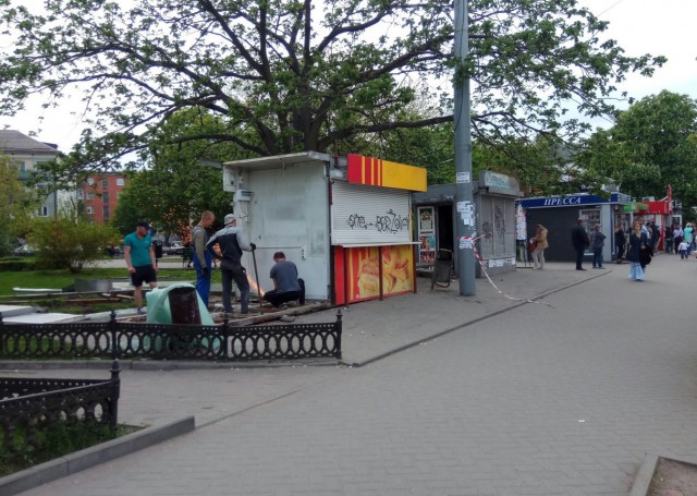 На Ленинском проспекте демонтируют торговые палатки рядом с остановкой у «Плазы»