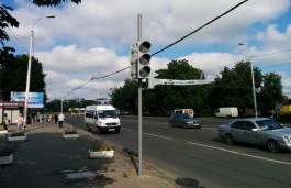 «Двойные пробки»: на площади Василевского установили новые светофоры и перенесли «зебры» (фото)
