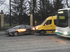 На проспекте Мира в Калининграде маршрутка врезалась в легковушку