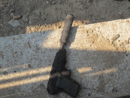 В ручье калининградского зоопарка нашли пистолет с глушителем (фото)