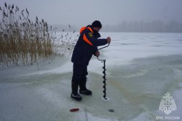 &laquo;Лёд ещё не окреп&raquo;: в Калининградской области начали проводить рейды по замёрзшим водоёмам