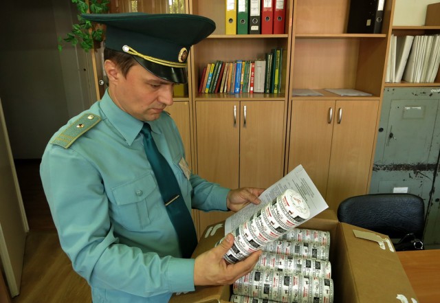 В Калининградскую область пытались ввезти 1200 банок запрещённого табака из Польши (фото)