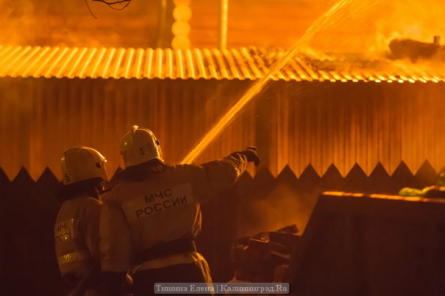Спасатели эвакуировали семь человек из горящего дома на ул. Арсенальной