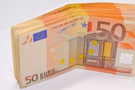 Курс евро снизился на 12 копеек