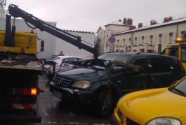 В Калининграде эвакуатор на парковке повредил внедорожник «Мерседес»