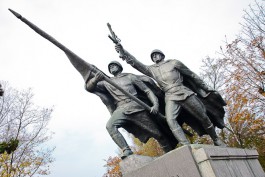 Польский институт национальной памяти призвал демонтировать все советские памятники
