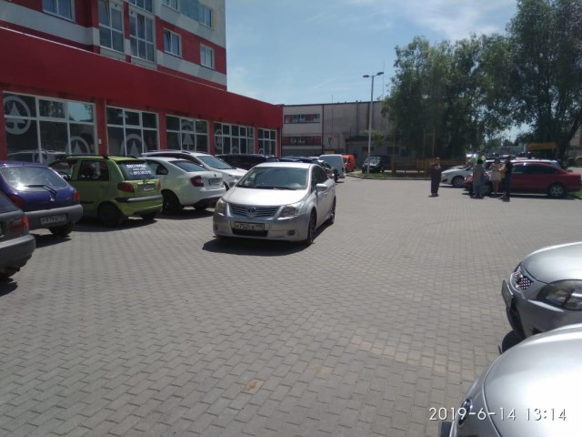 На парковке у «Спара» в Калининграде водитель «Тойоты» сбила пешехода