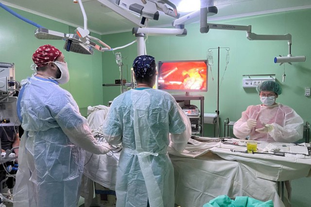 Калининградские врачи провели сложную операцию 32-летней женщине с опухолью в грудной клетке