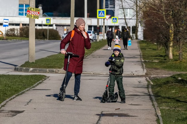 Калининградцам разрешили гулять с детьми возле подъездов без посещения площадок