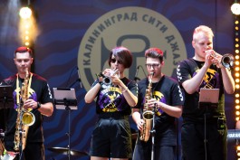 «Шляпы, музыка, аншлаг»: как прошёл первый день фестиваля «Калининград Сити Джаз» (фото)