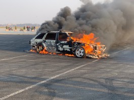 Возле стадиона на Острове в Калининграде загорелся автомобиль