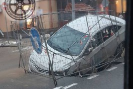 На проспекте Мира в Калининграде машина провалилась в яму на дороге