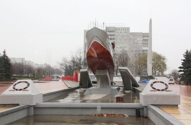 На Московском проспекте накренилась стела памятника морякам-балтийцам