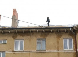Дом с протекающей крышей в центре Калининграда обещают отремонтировать до конца ноября (видео)
