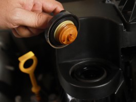 «Заменил масло — машина сломалась»: почти 10% автомобилистов сталкиваются с поломкой двигателя