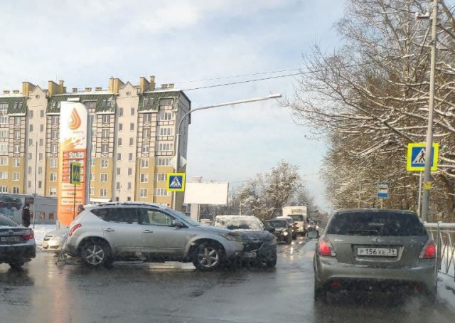 Проспект Мира встал в пробке из-за ДТП на перекрёстке с улицей Красносельской 