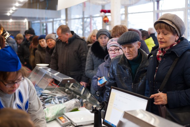 «Сократить наценку»: в порту Калининграда открыли первый социальный рыбный магазин (фото)
