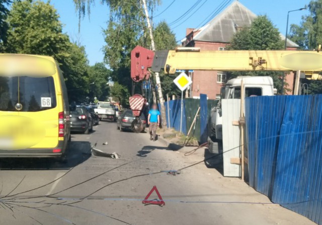 У «Фольксвагена» оторвало часть крыши после ДТП с краном возле Нахимовского училища
