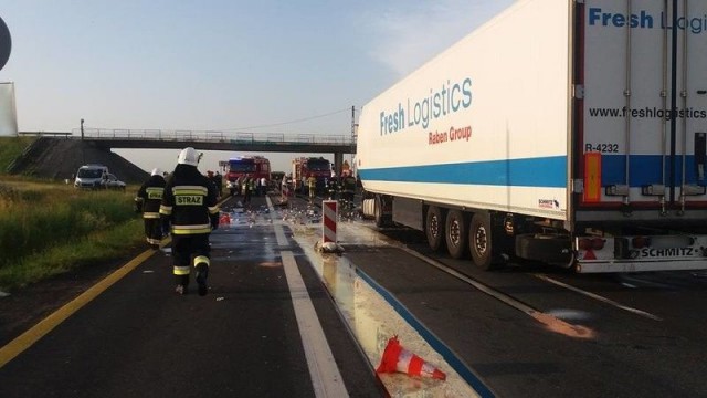 После столкновения двух грузовиков трассу в Польше залило молоком