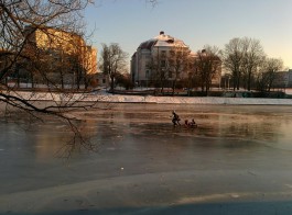 Калининградцы игнорируют предупреждения спасателей и массово выходят на лёд