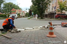 До конца сентября в Зеленоградске выложат более тысячи тактильных указателей из гранитного камня 