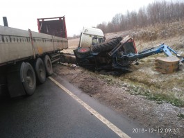 На трассе Калининград — Черняховск трактор зацепил фуру: обе машины вылетели в кювет