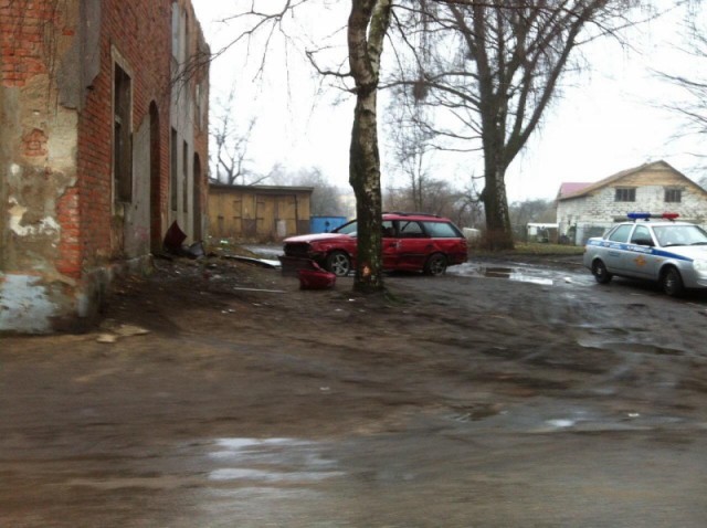 В Полесске водитель на «Субару» врезался в стену дома