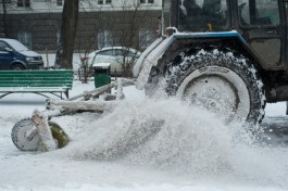 Калининградцев просят не оставлять машины на дорогах, чтобы не мешать уборке снега