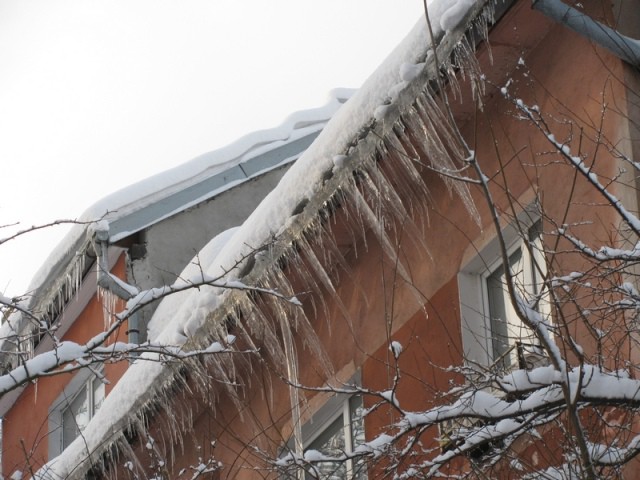 Калининградцев предупреждают о падении снега и сосулек с крыш
