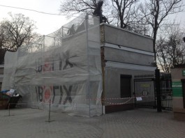 Владелец «Съешь-ки» начал ремонтировать фасад кафе на входе в зоопарк без разрешения (видео)