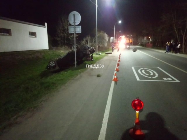 Ночью в Черняховске перевернулся БМВ с 15-летней девочкой за рулём
