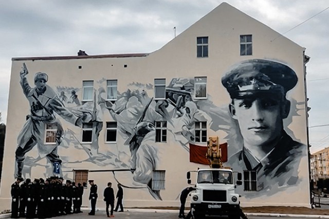 В Калининградской области на стене дома нарисовали портрет Сергея Гусева